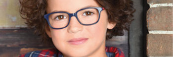 Junge mit Brille